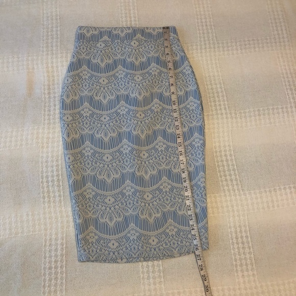 Beautiful lace skirt - Picture 4 of 7